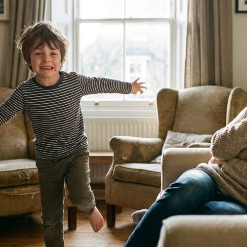 Das Kind macht blödsinn und die Mutter lacht darüber.