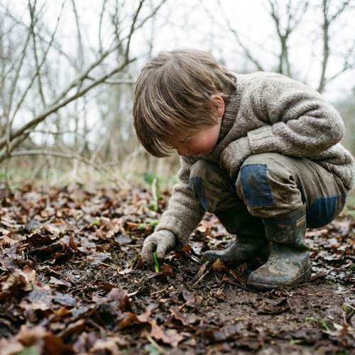 Ein kleiner Junge findet eine versteckte Blumenknospe im Laub.