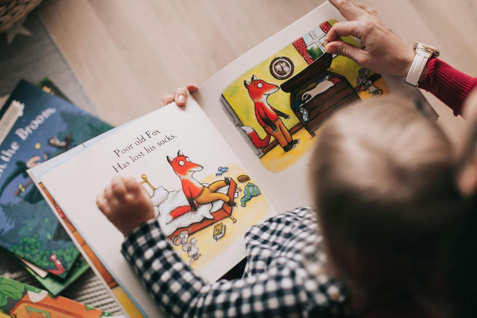 Ein Kind bekommt ein Märchen vorgelesen.