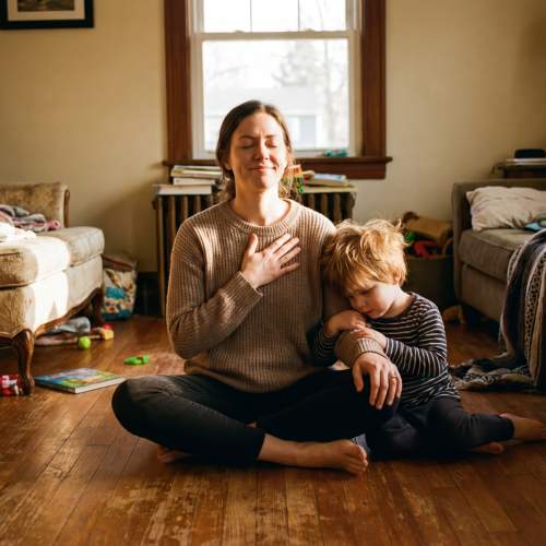 Eine Mutter und ihr Sohn nehmen sich einen kurzen Moment Auszeit.
