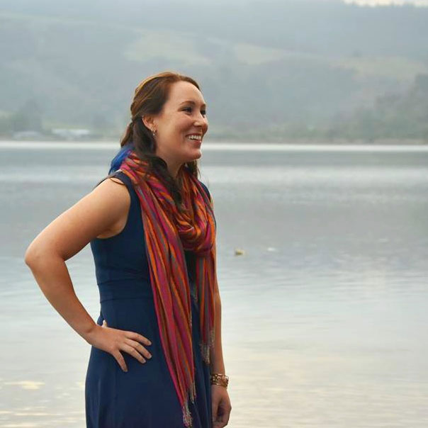 Das Bild zeigt Dr. Marjorie Kinney lachend an einem See