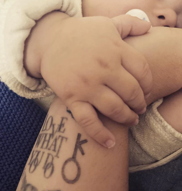 In der Astrologie gibt es die Möglichkeit aus zwei Horoskopen eine sogenannte „Synastrie“ zu bilden. Das heißt, dass das eine Horoskop um das andere Horoskop gelegt wird, um zu erkennen, wo sich die Horoskopeigner bestärken und wo sie sich verletzen können, wenn man sich dessen nicht bewusst ist. 

Mein verletzter Heiler/Helfer - Chiron der Kentaur - der halb Pferd, halb Mensch ist und sich immer ein bisschen komisch, nicht richtig und eben wie ein Außenseiter fühlt, ist bei mir im Haus der Kinder und Kreativität. Das Symbol von Chiron (siehe Foto) kann ein Schlüssel sein, indem wir uns selbst heilen und anderen dann genau in diesem Thema einen Dienst erweisen. Wenn wir es schaffen, raus aus der Unzulänglichkeit zu kommen und die Verletzung in uns zu heilen. Jeder hat einen Chiron. Das sind die Momente, wenn in uns Wut - hinter der meist Traurigkeit steht - aufsteigt und wir uns verletzt zurückziehen. Uns eben „nicht richtig“ fühlen. 

Mein Chiron ist gradgenau mit der Venus von Ferdinand. Venus ist die Aphrodite, die Göttin der Fülle, Schönheit, Harmonie und Liebe. Zudem ebenso mit dem Mondknoten, der aufzeigt, dass es eine karmische Verbindung und kein Zufall ist 😱 und wir uns aus einem früheren Leben kennen.

Seit dem Tag seiner Geburt erfüllt er mich mit soviel Liebe und berührte sofort mein Herz. Tief von innen heraus. Es ist unbeschreiblich schön und zutiefst heilsam. Ich glaube, diese Konstellation geht weit über die „normale“ Mutterliebe hinaus, weil sich jedes Lachen, jede Berührung wie ein bisschen Heilung und nach Hause kommen anfühlt. Ein Gefühl von: „Mama, bist genau richtig wie du bist“. Ohne Wertung, ohne Vorurteile. Nur ganz viel Liebe. 

Das Bild zeigt für mich genau diesen Ausdruck dieser Kombination. Seine warme, kleine Babyhand berührt mein Herz und heilt meinen Chiron. 🥲 Danke mein Schatz, dass es dich gibt. Und danke Astrologie, dass du mir das Vertrauen gegeben hast, das Abenteuer Baby zu wagen und zu springen 💕 

#astrologie #chiron #liebe #baby #venus #kinderastrologie #kinderhoroskop #kinderhoroskope #childrenastrology #childastrology #kidsastrology #horoscopeforkids #horoscopeforgirls #horoscopeforbaby